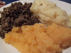 Haggis, neeps and tatties (By Biology Big Brother [CC BY 2.0 (http://creativecommons.org/licenses/by/2.0)], via Wikimedia Commons)