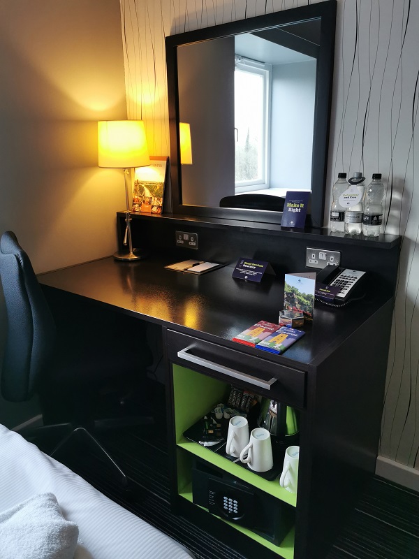 DoubleTree by Hilton Cadbury House Hotel - Bedroom Desk