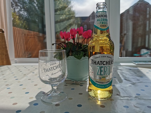 Thatchers Zero - bottle and glass