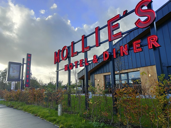 Mollies Motel & Diner Bristol - Front Signage